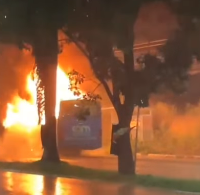 Urgente: bandidos incendeiam outro ônibus em Porto Velho
